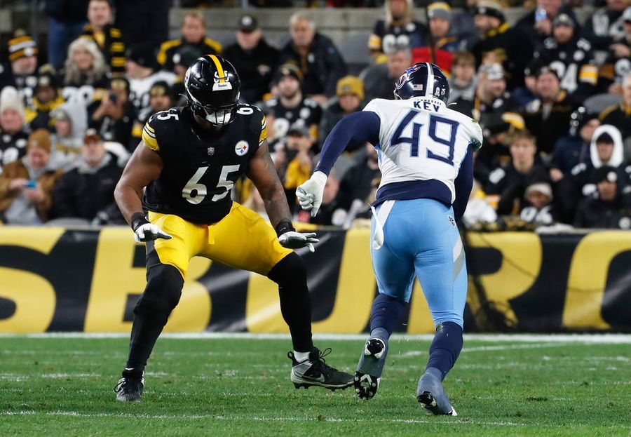 Reports: Titans lure LT Dan Moore with $82 million pact
