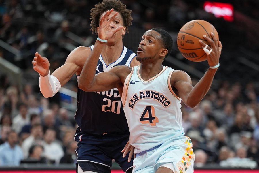 De’Aaron Fox's near triple-double sparks Spurs past Mavs